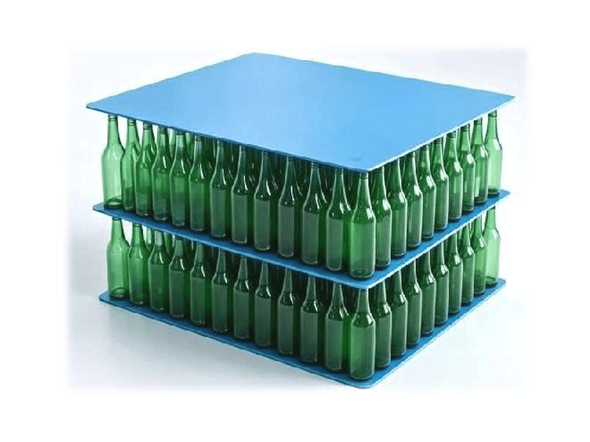 Blue PP layer pads separating rows of green glass bottles