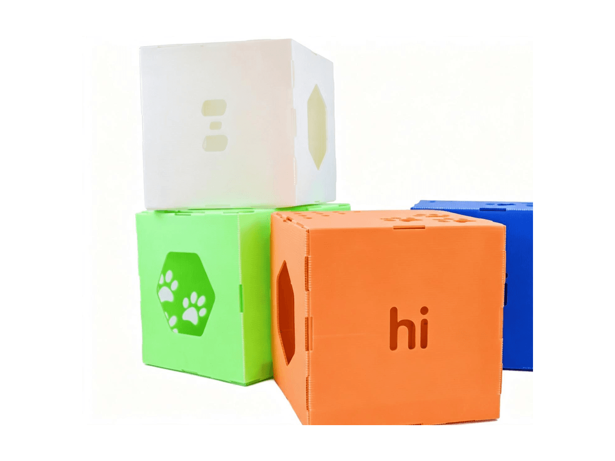 Group of colored PP corrugated cat houses from the customer catalog
